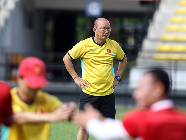 CĐV Malaysia cuồng nhiệt “cổ vũ” thầy trò Park Hang Seo tập giữa nắng