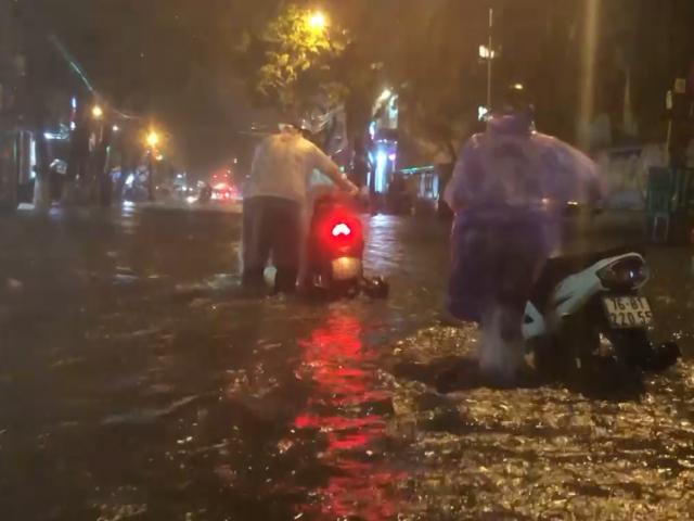 Mưa lớn suốt đêm, người dân TP. Quảng Ngãi "bì bõm" trong biển nước