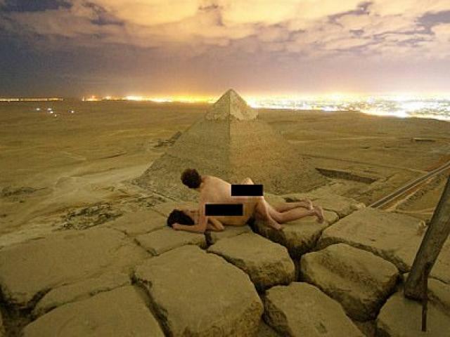 Cặp đôi gây phẫn nộ khi đăng ảnh làm "chuyện ấy" trên đỉnh kim tự tháp