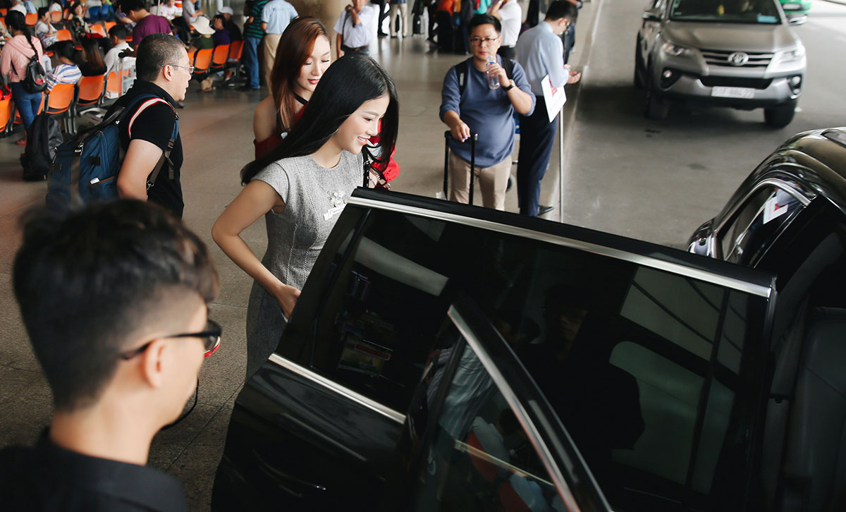 Hoa hậu Phương Khánh ra Tân Sơn Nhất đón 2 người đẹp tiền nhiệm - 10