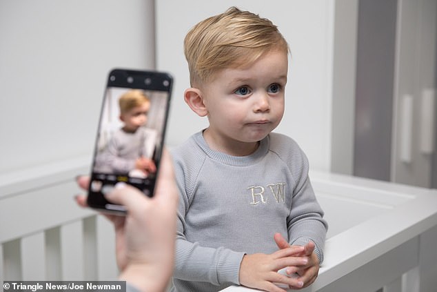 Đây là cách cậu bé 1 tuổi giúp bố mẹ kiếm được rất nhiều tiền - 4