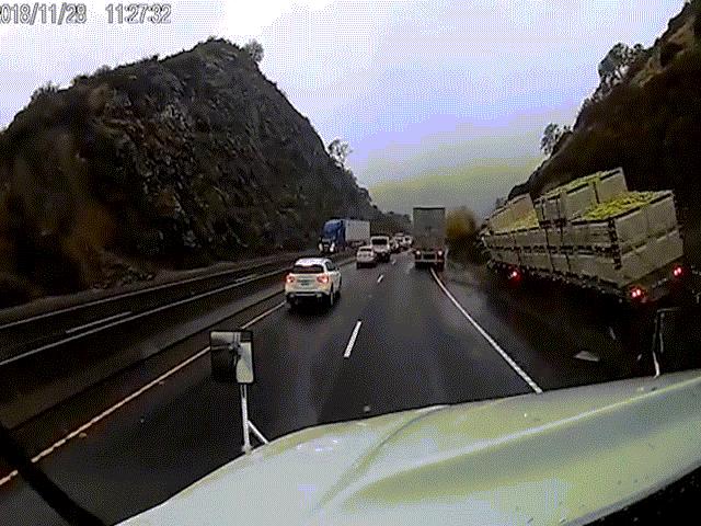 Phi thường - kỳ quặc - Cú lao điên rồ của xe tải trên đường đèo