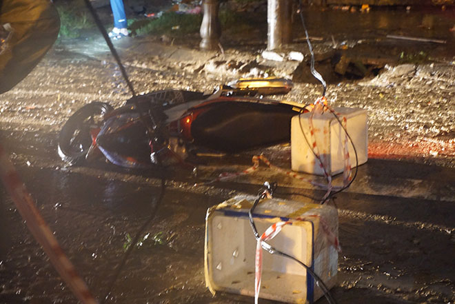 3 người đang chạy xe máy bất ngờ bị điện giật, 1 người chết - 1