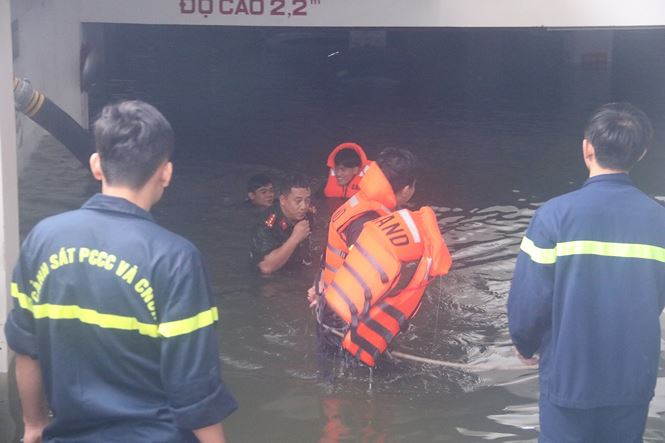 Bơm nước &#39;giải cứu&#39; ôtô, xe máy ngập trong hầm chung cư Đà Nẵng - 1