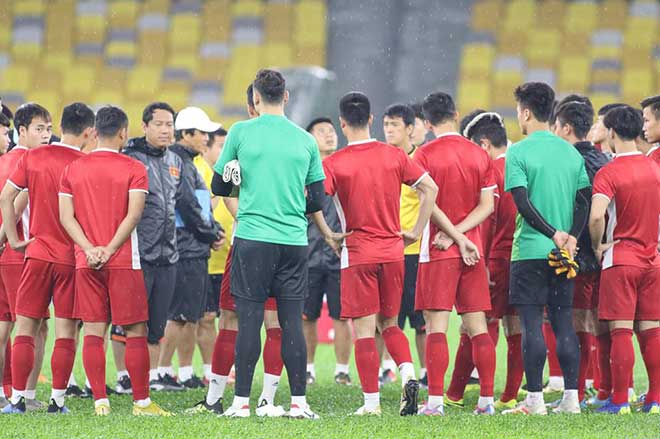 ĐT Việt Nam tập đấu Malaysia: HLV Park có tin vui, &#34;luyện công&#34; dưới mưa - 1
