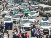 Thị trường - Tiêu dùng - Giá xăng giảm mạnh nhiều lần, cước taxi bất động