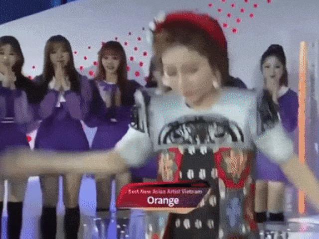 Ca nhạc - MTV - Nữ ca sĩ “Người lạ ơi” nói gì sau cú ngã sấp mặt tại lễ trao giải MAMA?