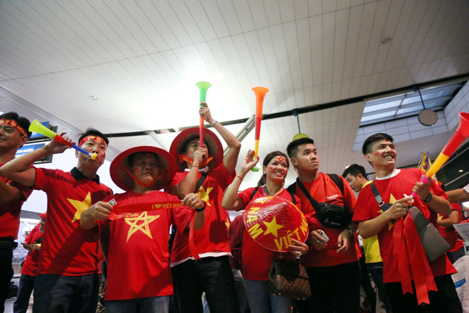 “Tiếp lửa” chung kết AFF Cup: Sân bay rực sắc đỏ, fan mang băng rôn 