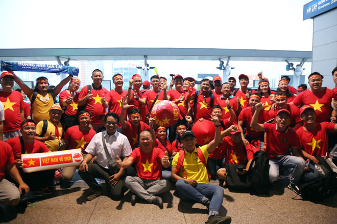 “Tiếp lửa” chung kết AFF Cup: Sân bay rực sắc đỏ, fan mang băng rôn 