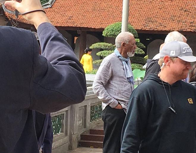 Tài tử từng đoạt giải Oscar Morgan Freeman lặng lẽ tới Văn Miếu Hà Nội - 2