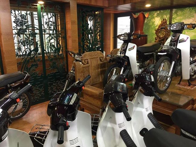 Những chiếc xe Dream để trên sàn gỗ, kệ gỗ khiến dân chơi xe &#34;phát sốt&#34;.