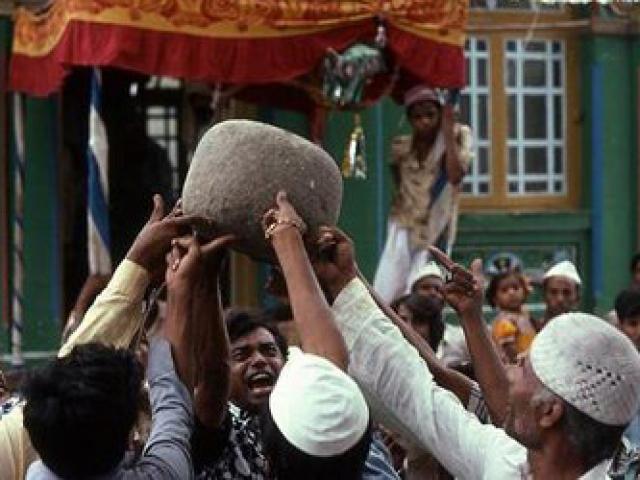 Phi thường - kỳ quặc - Hé lộ bí mật về "hòn đá thần" nặng 70kg biết bay ở Ấn Độ