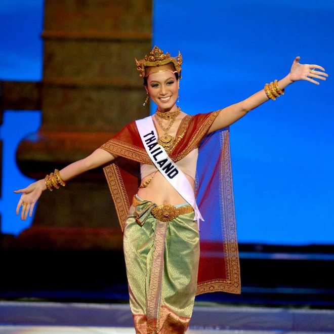 Gia thế khủng của nữ phi công xinh đẹp là Hoa hậu Hoàn vũ Thái Lan - 8