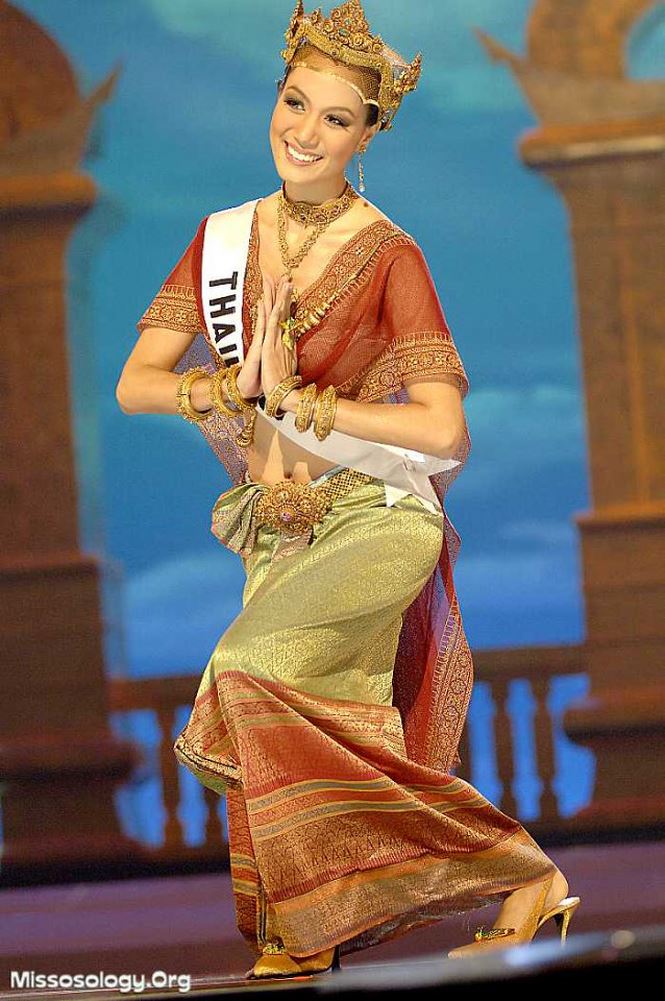 Gia thế khủng của nữ phi công xinh đẹp là Hoa hậu Hoàn vũ Thái Lan - 9