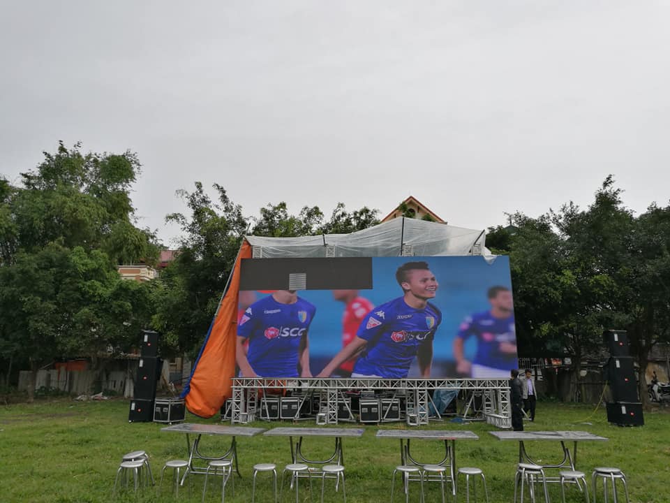 Màn hình &#34;khủng&#34; xuất hiện tại nhà Quang Hải trước trận chung kết lượt đi AFF Cup - 1
