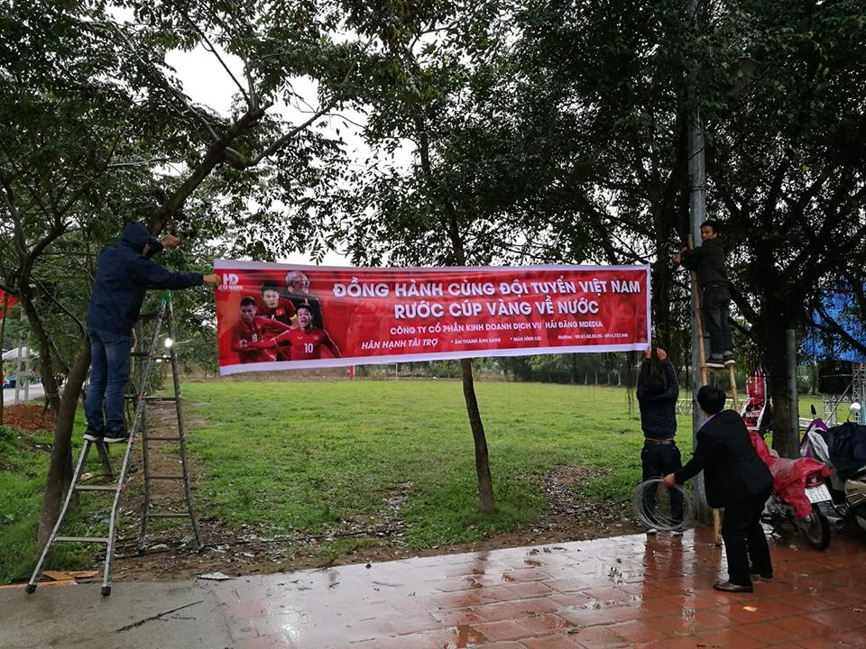 Màn hình &#34;khủng&#34; xuất hiện tại nhà Quang Hải trước trận chung kết lượt đi AFF Cup - 6