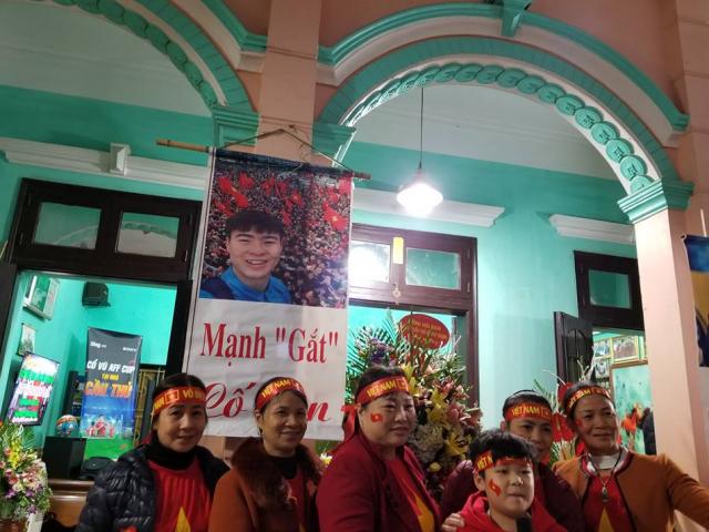 Bố mẹ Duy Mạnh bất ngờ đón ”vị khách đặc biệt” tới nhà cổ vũ ĐT Việt Nam đấu Malaysia