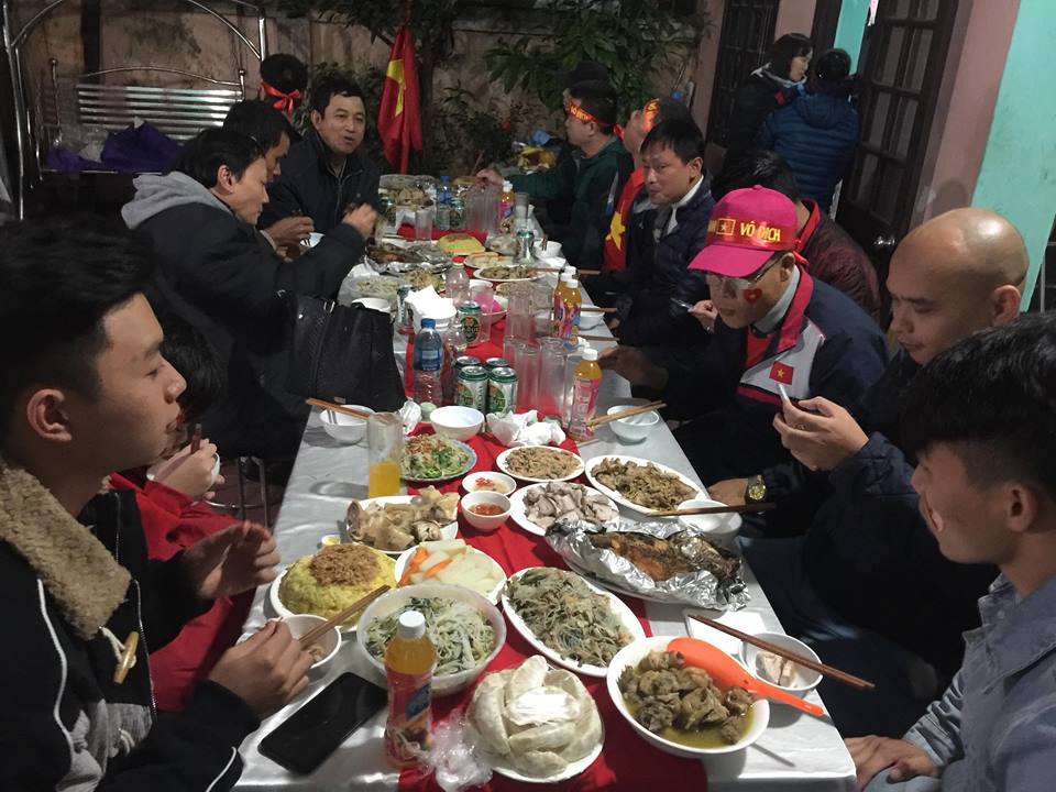 Bố mẹ Duy Mạnh bất ngờ đón &#34;vị khách đặc biệt&#34; tới nhà cổ vũ ĐT Việt Nam đấu Malaysia - 9