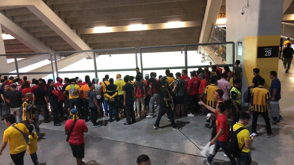 Khán đài Bukit Jalil kín chỗ, nhiều CĐV không thể vào sân cổ vũ - 8