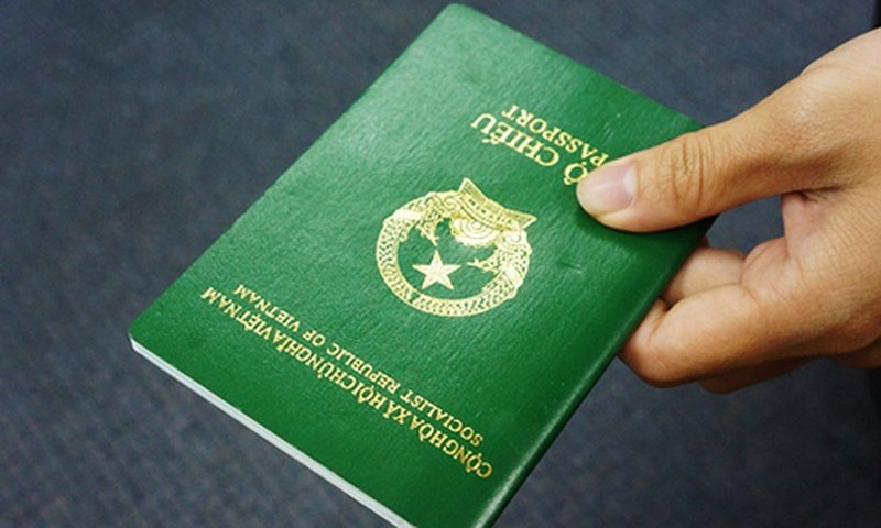 Mới: Bộ Công an đề xuất gắn chíp điện tử vào hộ chiếu - 1