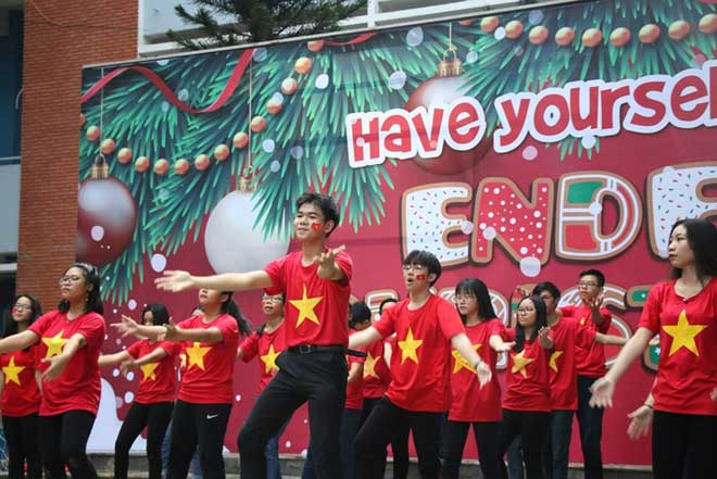 Sân trường ngập sắc đỏ cổ vũ tuyển Việt Nam - 1