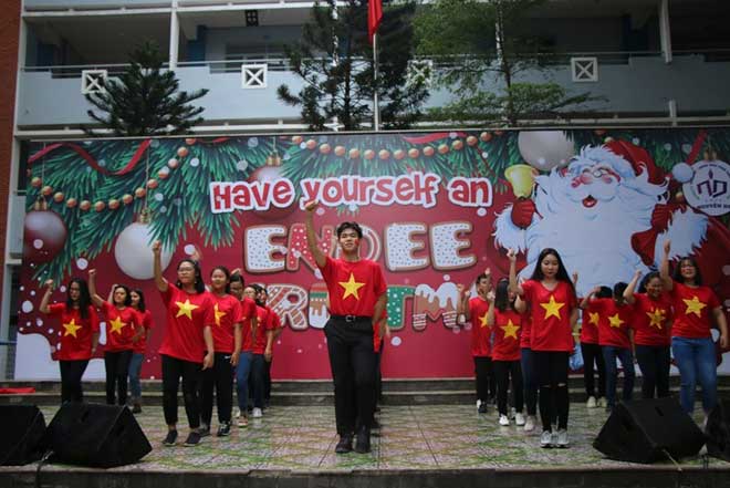 Sân trường ngập sắc đỏ cổ vũ tuyển Việt Nam - 4