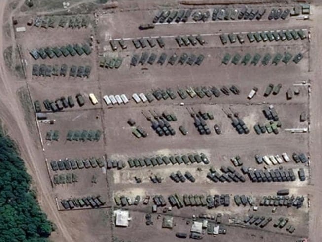 Ảnh vệ tinh: Nga đưa khí tài đến biên giới với Ukraine - 1