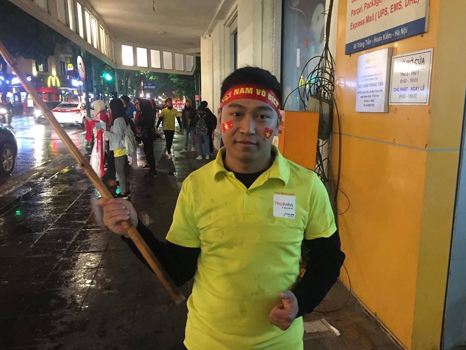Giữa mưa rét, nhóm bạn trẻ Hà thành làm điều bất ngờ trong trận chung kết Việt Nam - Malaysia - 2