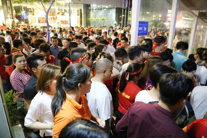 Fan Sài Gòn toát mồ hôi xếp hàng giải quyết &#34;nỗi buồn&#34; trước khi &#34;đi bão&#34; - 5