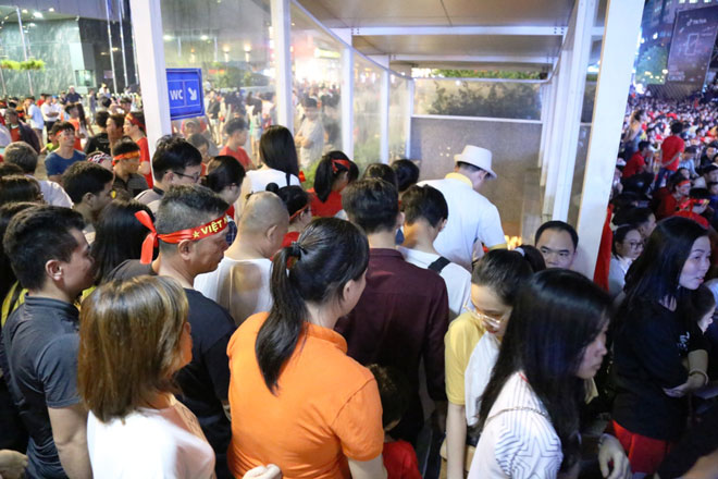 Fan Sài Gòn toát mồ hôi xếp hàng giải quyết &#34;nỗi buồn&#34; trước khi &#34;đi bão&#34; - 7
