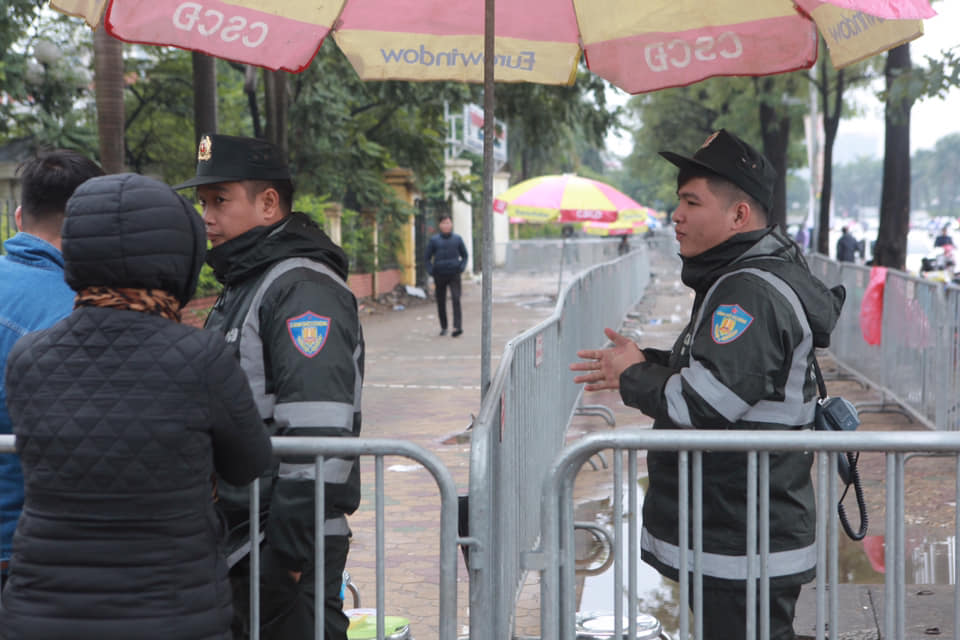 Cảnh sát dựng “thành lũy đặc biệt”, đội mưa rét bảo vệ trụ sở VFF - 6