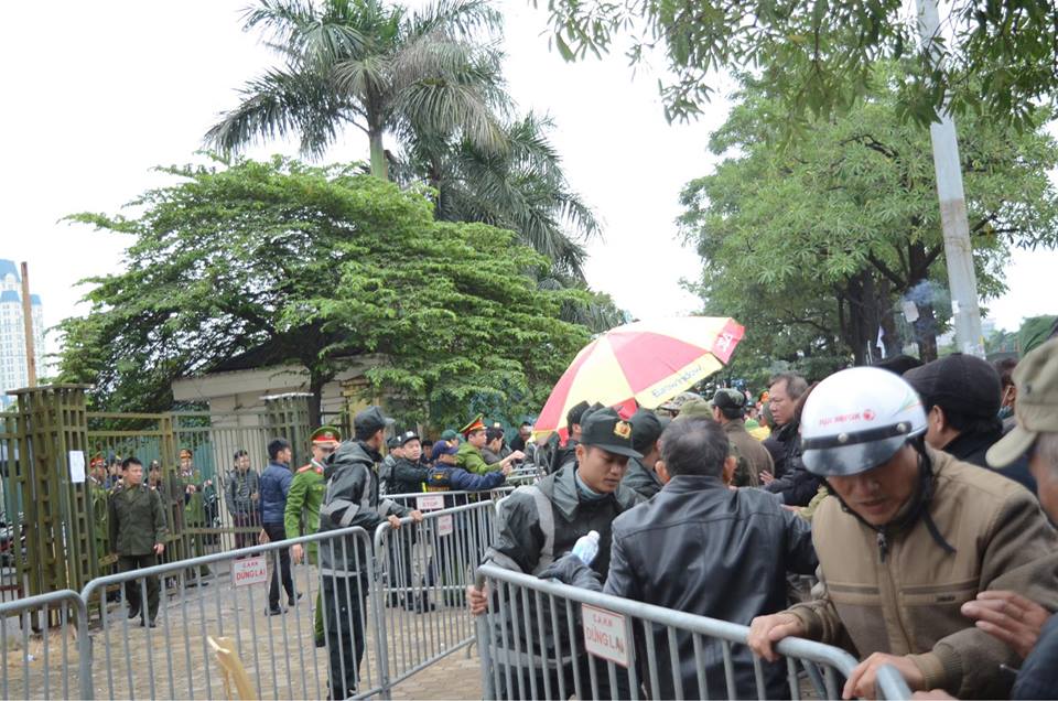 Cảnh sát dựng “thành lũy đặc biệt”, đội mưa rét bảo vệ trụ sở VFF - 8