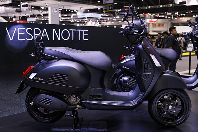 Xuất hiện tại triển lãm xe Motor Expo 2018 ở Thái Lan, 2019 Vespa GTS Super 300 ABS Notte gây được sự chú ý của người hâm mộ.