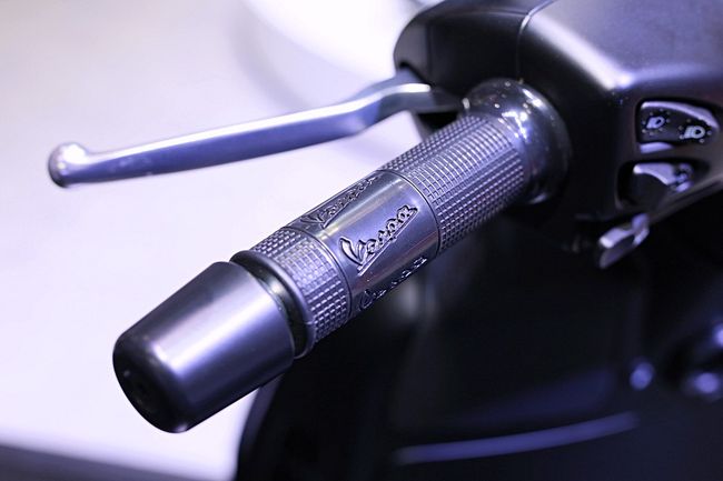 Tay cầm của Vespa GTS Super 300 ABS Notte 2019.