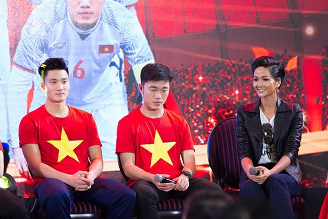 Trong buổi giao lưu với đội tuyển U23 Việt Nam trong sự kiện chào mừng tại TP.HCM khi đội trở về từ Thường Châu (Trung Quốc), H’Hen Niê rất duyên dáng khi ngồi cạnh Lương Xuân Trường. Tuy nhiên, anh chàng lại khá căng thẳng khi ngồi bên cạnh một người đẹp.