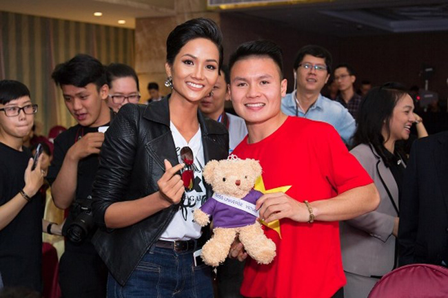 Bên cạnh Công Phượng, cầu thủ Quang Hải cũng được các người đẹp showbiz rất mến mộ muốn chụp hình cùng. Hoa hậu H’Hen Niê còn tặng gấu bông cho cầu thủ điển trai này.