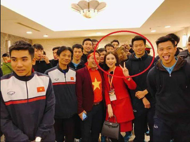 Sau khi đội tuyển U23 Việt Nam trở về từ giải đấu U23 Châu Á, người hâm mộ có dịp giao lưu gặp gỡ với các tuyển thủ. MC Mai Ngọc là một trong những cổ động viên nhiệt tình đã rất mong chờ được gặp trực tiếp các cầu thủ. Trước lúc U23 tiến ra SVĐ Mỹ Đình, MC xinh đẹp đã nhanh chóng chụp ảnh cùng các chàng trai. “Cô gái thời tiết” đang rất vui vẻ giơ biểu tượng chiến thắng để chụp hình thì phía sau, Hà Đức Chinh lại hồn nhiên cầm một phần tóc của cô lên để tạo dáng hài hước.