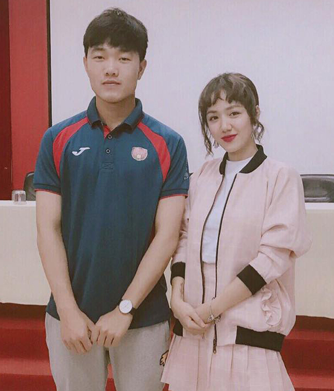 Hot girl Phương Ly - em gái ca sĩ Phương Linh khiến fan ghen tỵ khi được chụp ảnh cùng chàng đội trưởng của U23. Trong khi đó gương mặt của Xuân Trường khá căng thẳng.