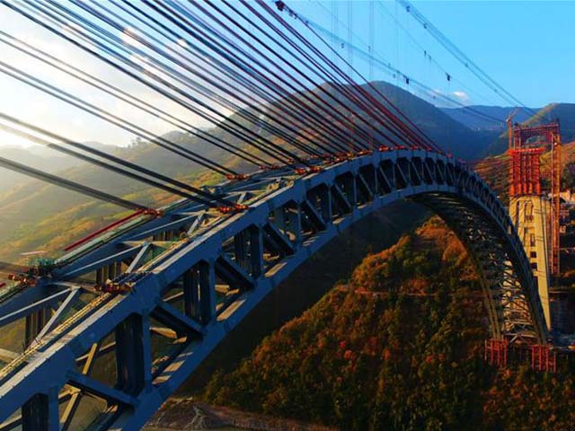 Cận cảnh ghép nối cầu vòm đường sắt khổng lồ có nhịp dài nhất thế giới