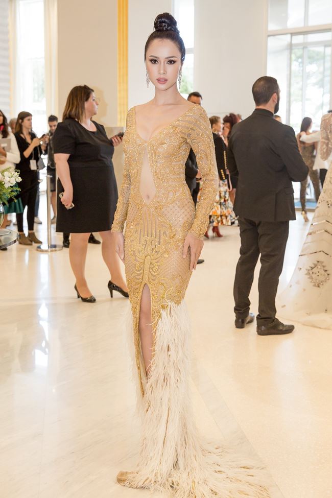Một trang phục khác tại&nbsp;LHP Cannes 2018, Vũ Ngọc Anh gây tranh cãi với chiếc đầm xuyên thấu có phần cut-out thiếu tinh tế. Nửa trên của chiếc váy rất đẹp và tôn ngực quyến rũ, song phần cut-out lộ rốn gợi cảm giác kỳ cục.