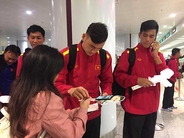 Bóng đá - ĐT Việt Nam về nước: Thầy Park &amp; học trò bị "bủa vây tứ phía"