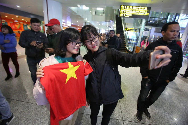 ĐT Việt Nam về nước: Thầy Park & học trò bị "bủa vây tứ phía" - 2