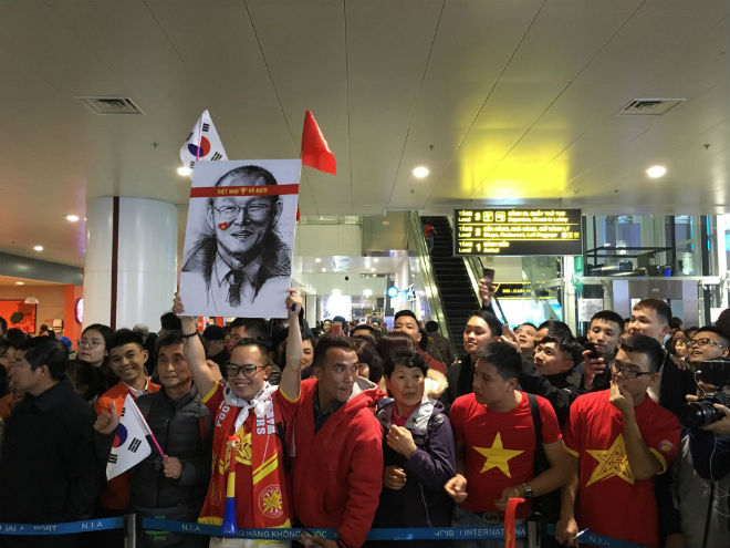 ĐT Việt Nam về nước: Thầy Park & học trò bị "bủa vây tứ phía" - 3