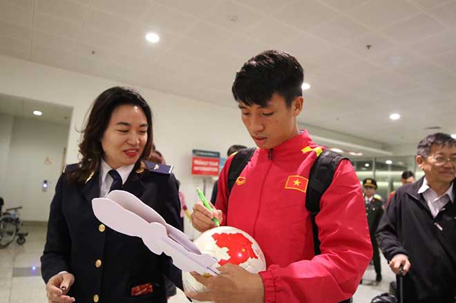 ĐT Việt Nam về nước: Thầy Park & học trò bị "bủa vây tứ phía" - 10