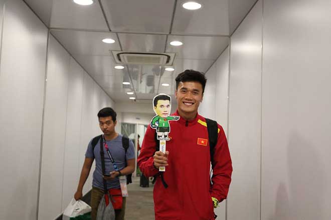 ĐT Việt Nam về nước: Thầy Park & học trò bị "bủa vây tứ phía" - 15