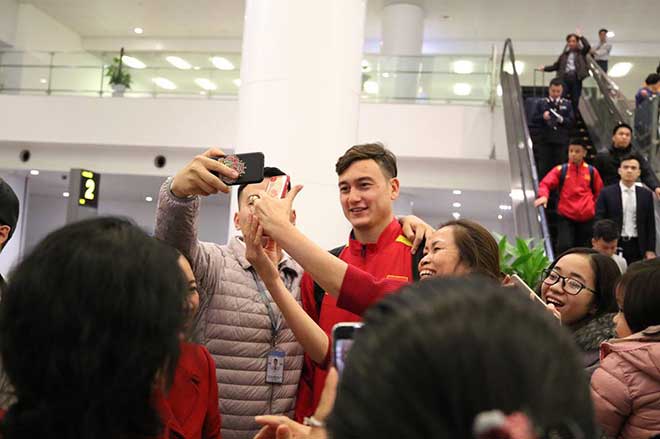 ĐT Việt Nam về nước: Thầy Park & học trò bị "bủa vây tứ phía" - 8