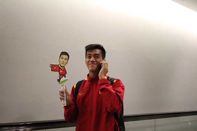 ĐT Việt Nam về nước: Thầy Park & học trò bị "bủa vây tứ phía" - 13