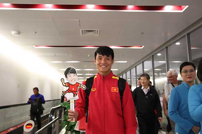 ĐT Việt Nam về nước: Thầy Park & học trò bị "bủa vây tứ phía" - 12