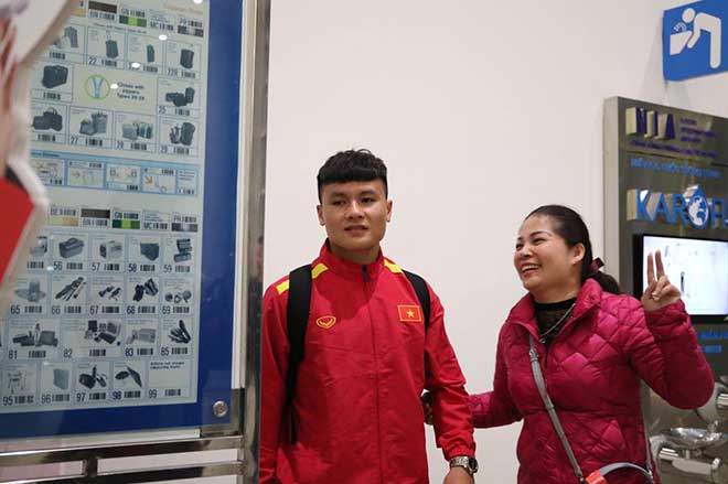 ĐT Việt Nam về nước: Thầy Park & học trò bị "bủa vây tứ phía" - 7