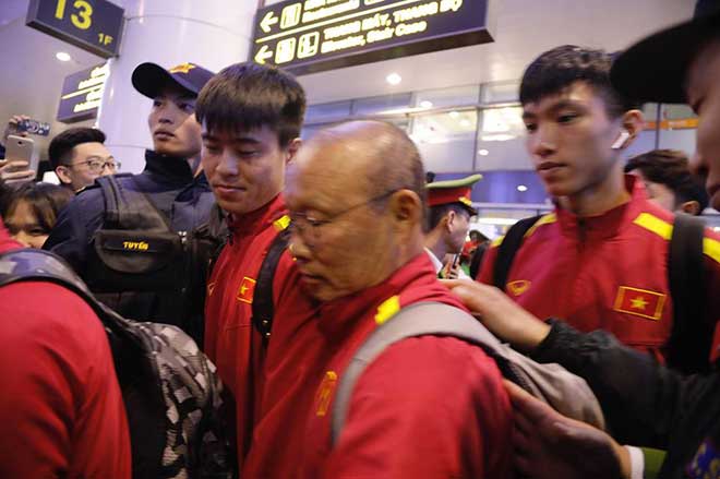 ĐT Việt Nam về nước: Thầy Park & học trò bị "bủa vây tứ phía" - 2